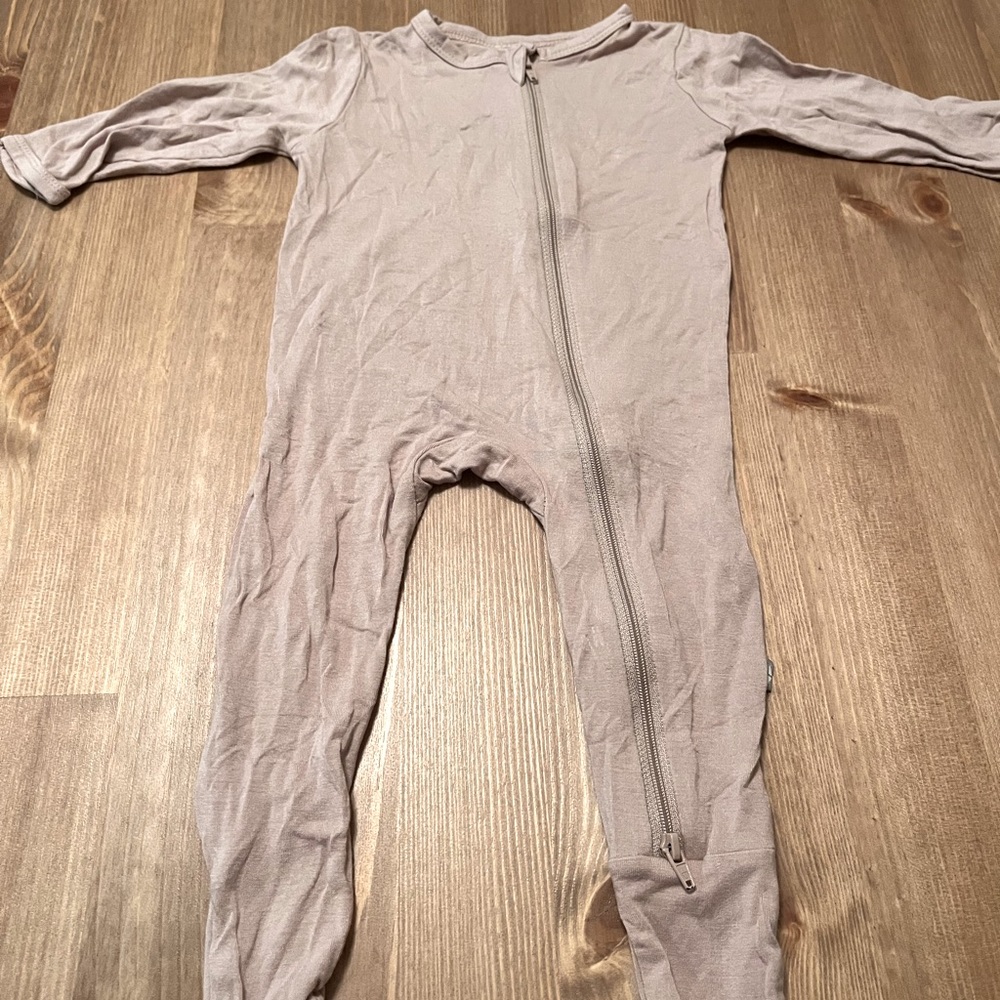 Light pink 3-6 month KYTE baby zippered footie. Great condition.